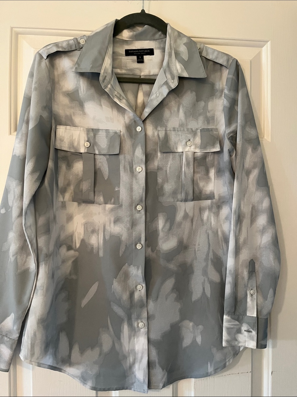 Banana Republic Women’s Gray & White Abstract Print button front blouse